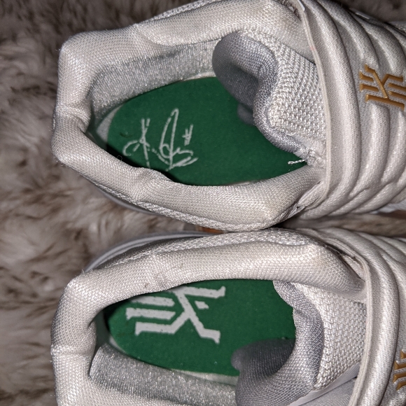 Nike Kyrie 5nWhite/Metallic Gold Basketball Shoe - Picture 2 of 6